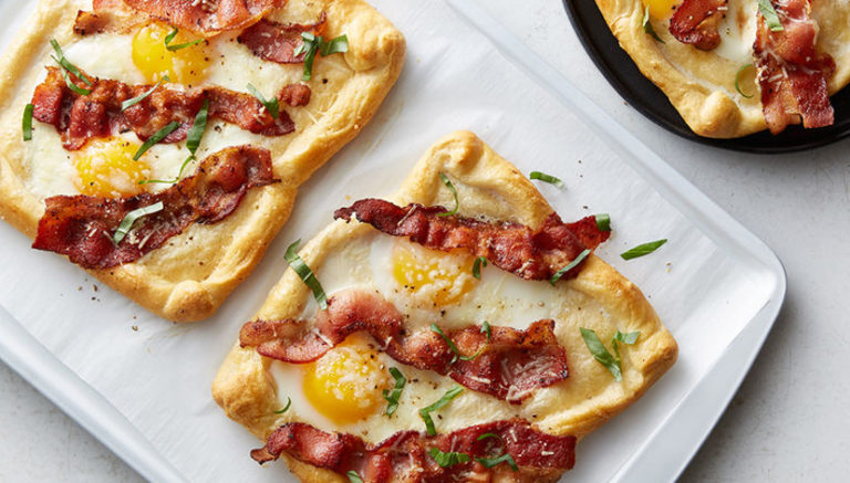 Śniadanie mistrzów – jajko na bekonie